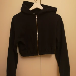 Croppad hoodie - Croppad hoodie i tunnare material. 
