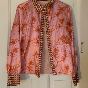 Skjorta - Säljer denna unika siden-skjortan pga att den inte används! Köpt second hand men är i nyskick. Den är i storlek XL men har suttit oversized på mig som bär XS. Den kostar 50 kr+frakt och betalning sker via swish🥰