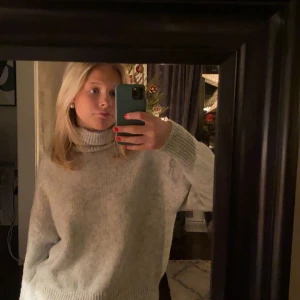 Stickad tröja  - Säljer min gråa jätte snygga tröja ifrån zara! 