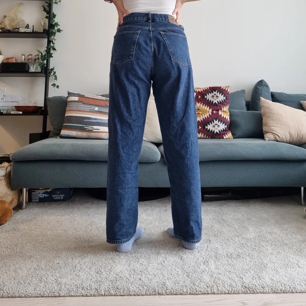 Säljer mina superfina jeans då jag stör mig på att dem ej sitter åt i midjan (är M i underdelar) Mörkblå färg, i strl XS (unisex), ca 86cm i midjan. Säkert superbra o ha dem som lågmidjade pösiga jeans. Superfint skick!! Sweet Sktbs.. Jeans & Byxor.