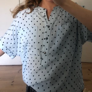 Tommy Hilfiger blus - Helt oanvänd Tommy Hilfiger blus. Den är blå och prickig. Lappen kvar! Riktigt bra kvalitet 