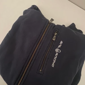 Sail Racing zip hoodie 💕 - Säljer denna jätte fina zip hoodie ifrån Sail Racing. Säljer då den inte kommer till någon användning längre. Andvänd men i ny skick. Storlek 170 skulle säga att den passar en Xs/S💕Köpt för 999kr säljer för 400kr💕Perfekt nu till vintern.400kr+ frakt på 69