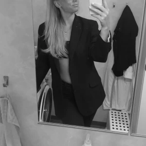 Kavaj - Superfin kavaj som är använd fåtal gånger i somras. Ganska oversized enligt mig då jag är 178 och den är rätt så stor. Skulle säga att den passar allt från en s till en l beroende på hur man vill att den ska sitta 💕