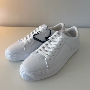 NYA: Sneakers från Pull & Bear - Oanvända skor från Pull & Bear i vitt läder. Herr