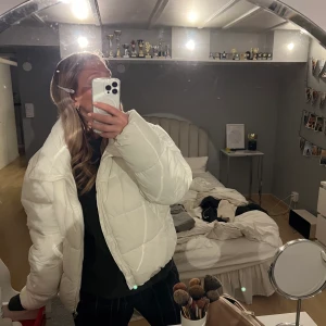 Vinter jacka  - Säljer en snygg vit pufferjacket som tyvärr inte kommer till användning. Den är använd få tal gånger & är alltså som ny 💘☺️ den är lite större i storlek!