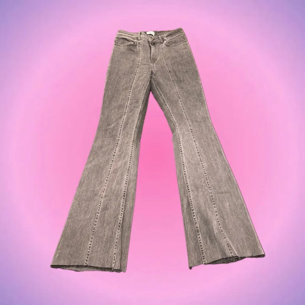 Så coola gråa jeans med snygga detaljer från nakd💃🏽💃🏽 De är lågmidjade/normalhöjd, midjemåttet är 36cm tvärs över (72 cm runt hela midjan) o innerbenslängden är 79cm! De är i mkt bra skick🙌🏼 ✨Priset kan diskuteras! Skriv privat vid intresse o frågor💖💋. Jeans & Byxor.