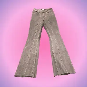 Så coola gråa jeans med snygga detaljer från nakd💃🏽💃🏽 De är lågmidjade/normalhöjd, midjemåttet är 36cm tvärs över (72 cm runt hela midjan) o innerbenslängden är 79cm! De är i mkt bra skick🙌🏼 ✨Priset kan diskuteras! Skriv privat vid intresse o frågor💖💋