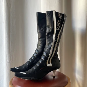 Stövlar  - Såå snygga stövlar! Helt oanvända från Replay.  Möts helst upp i Stockholm. 