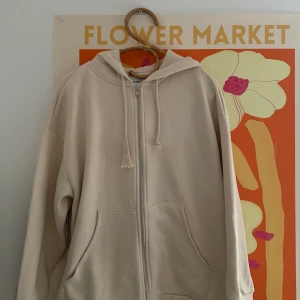 Beige Hoodie från Monki - Varsamt använd - fint skick Lite oversized