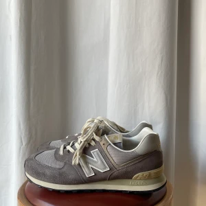 New balance sneakers  - New Balance Wr996 Grey Gold Athleisure Använda en gång inomhus så i helt nytt skick. Möts helst upp i Stockholm. 