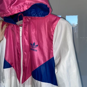Adidas vindjacka  - Vindjacka i blandade färger från adidas :)