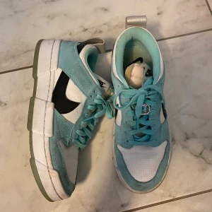 Nike dunk low disrupt  - Säljer mina Nike dunk low disrupt (nypris närmare 3000kr) lite smutsiga på sidorna men går säkert att tvätta bort 