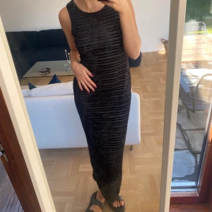 Långklänning  - Skitsnygg figursydd långklänning. Strl M men skulle säga att den mer passar en S. Ränderna i klänningen är varannan sammet och meshmaterial. 💖💖