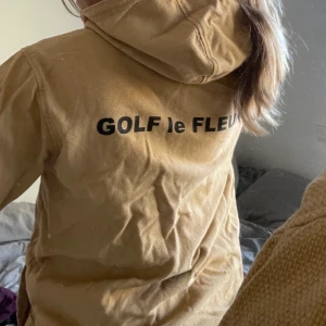 INTRESSEKOLL! Golf Wang anorak - INTRESSEKOLL på min Senapsgula Golf le Fleur* anorak i storlek stor S då den är lite oversized. Tyler the creator samarbete med converse.