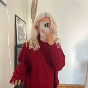 Röd stickad  - Röd stickad tröja med polokrage och slits på båda sidorna, passar XS-M