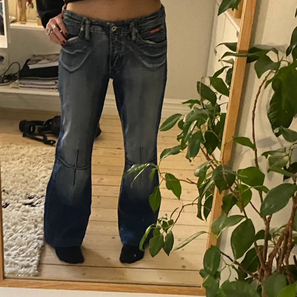 Snygga lågmidjade jeans med coola detaljer. Köptes på humana! Passar mig i längden och jag är 165 ca. Midjemåttet är 79cm! Står ingen storlek med uppskattar till xs/m. Beror på hur man vill att dom sitter. Jag har xs som referens!😙. Jeans & Byxor.