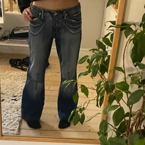 Snygga jeans - Snygga lågmidjade jeans med coola detaljer. Köptes på humana! Passar mig i längden och jag är 165 ca. Midjemåttet är 79cm! Står ingen storlek med uppskattar till xs/m. Beror på hur man vill att dom sitter. Jag har xs som referens!😙