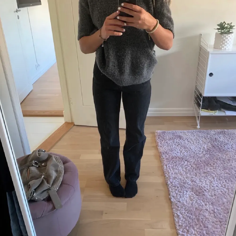 Säljer mina jeans i modellen rowe, echo black. Kommer inte till användning längre tyvärr💕priset kan diskuteras!. Jeans & Byxor.