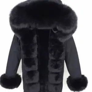 En svart parka jacka köpt för förra året i storlek XS/S. Jackan är i nytt skick då den är använd 1 gång☺️