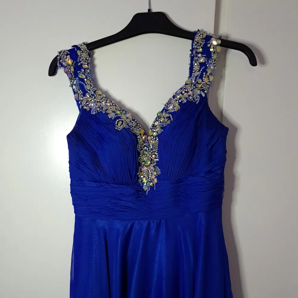 Marinblå klänning från Mac Duggal Storlek 36. Klänningar.