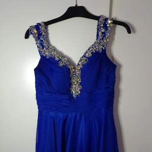 Marinblå klänning från Mac Duggal Storlek 36