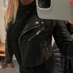 Skinnjacka  - Skinnjacka från pull & bear i en lite kortare modell, perfekt till både fest och vardags