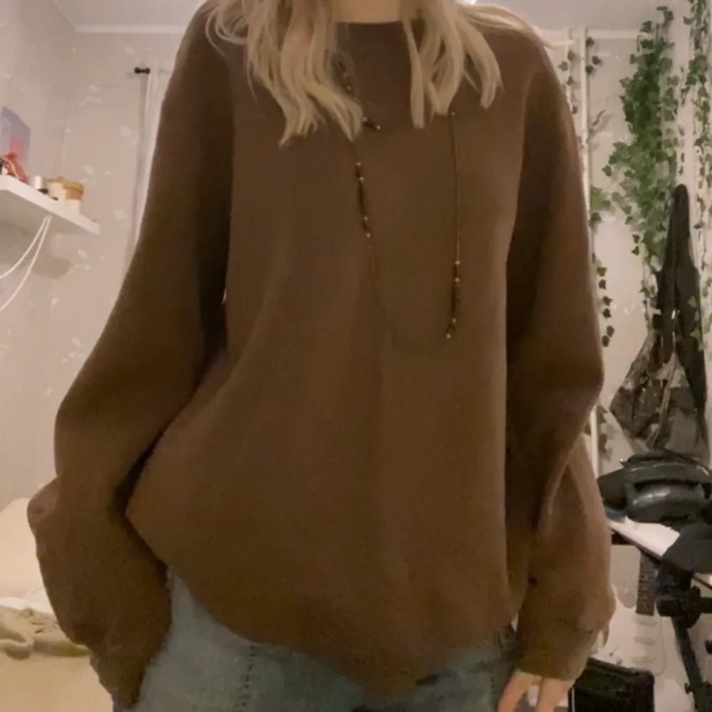 Brun sweatshirt från h&m, jätteskönt material och relativ varm. Säljer då jag inte använder den. Frakt: 66kr (spårbar) Strl L i herrstorlek, hyfsat ocersized för mig som bär S i toppar. Kontakta om du är intresserad eller har övriga frågor💕. Tröjor & Koftor.