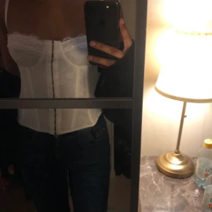 Vit korsettopp - Säljer då jag har två likadana! Samma som på sista bilden fast i vitt 🫶🏽