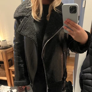 Jacka - Säljer denna tuffa jacka från NAKD. Jackan är otroligt varm och passar bra nu när det blir kallare ute, den är klädd i ett glansigt o lite festligare material (se bild 3) som ger hela jackan en mer unik vibe 🤍 säljer då den inte kommer till användning 
