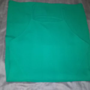 H&M divide grön stretchiga klänning - Klänning medel lång, den är ny, storlek 40. Den strechig och skön. 