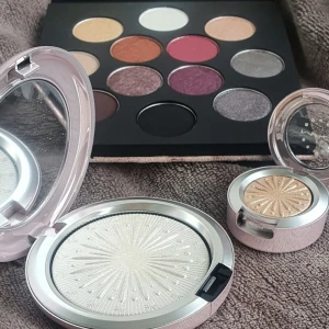 MAC Set med 3 produkter - Set 3st MAC produkter. - MAC "Rocket To Fame" Palette. - MAC Extra Dimension Foil Frosted Firework Eye Shadow "Sparktacular". - MAC Extra Dimension Skinfinish Highlighter - "Let It Glow" Värde ca 980kr. Frakt vid direkt swish 39:- Välj ej Köp Nu isåfall. 