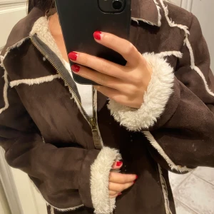 Jacka  - En vinter/höst jacka men fluffigt lurvigt material inuti och någon typ av mocka aktigt utan på. Säljer den då den tyvärr är för stor för mig😭💗 Är inte helt säker på frakten men skulle gissa ugefär 90kr💞 Skriv om ni har frågor eller något annat💗