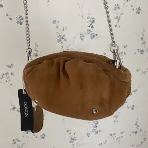 Superfin väska i brun mocka från nunoo, i en mindre modell. Väskan är oanvänd och har prislappen kvar! 