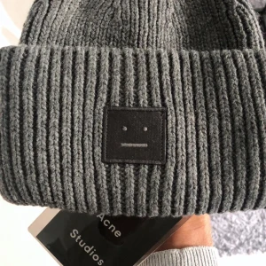 Acne mössa - Intressekoll på denna acne mössa. Den är andvänd men i ett väldigt fint och bra skick!💞nypris: 1300kr Lånade bilder. Skriv för egna bilder och frpgor