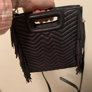 Maje väska - Jättesnygg maje väska som är köpt för flera år sen men inte överdrivet använd😊den är väldigt mörkblå nästan svart