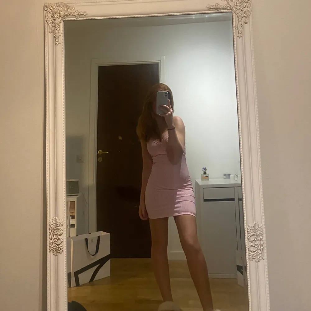 Jättefin och söt rosa klänning från H&M som är helt oanvänd❤️ pris+frakt, tveka inte att höra av dig vid frågor🫶🏼. Mekot.