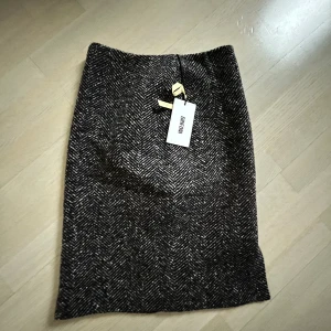 Grifoni kjol - Så snygg kjol från Grifoni. Nypris 2000❤️liten i storleken så skulle säga mer 36 en 38! Helt nyskick! Säljer då den är för liten 