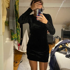 Velvet klänning  - En super snygg velvet klänning som passar perfekt till fest! Perfekt längd på den och väldigt skön! 💕 