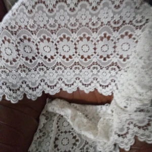 Kappmeter Gardin 305x 62 cm . - Fin kappmetevara Gardin mönstrad Vit 305 lång och 62 cm bred .fint skick .hämtas i Skene alt skickas o köpare betalar frakten o Swishbetalning tillämpas .frakt inräknat i priset .