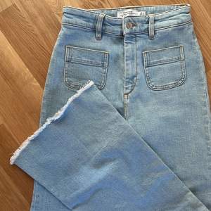 Jeans från & Other Stories i ljusblå färg med två fickor bak men även fram till.  Strl 25. 💗