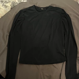 Svart topp - Svart topp från bikbok i storlek M med lite puff armar vid axlarna, använt endast 1 gång.💞