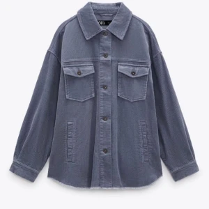 Blå Manchesterjacka Zara - Säljer min blå Manchester jacka från Zara. Knappt använd så säljer då jag inte får användning för den och ej min stil längre. Ord pris 399kr men säljer för 150kr + frakt. Pris kan diskuteras. Storlek XS men är väldigt oversized. 