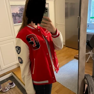 Gant jacka - Säljer min skitsnygga jacka från Gant!✨Köpt förra året i Stockholm och använd fåtal gånger! Inga defekter och i nyskick! 💞Varmare än andra liknande jackor! Och perfekt till hösten! Strl L men sitter perfekt på S också! Nypris 4000kr! Tar bud från 1500kr✨💗