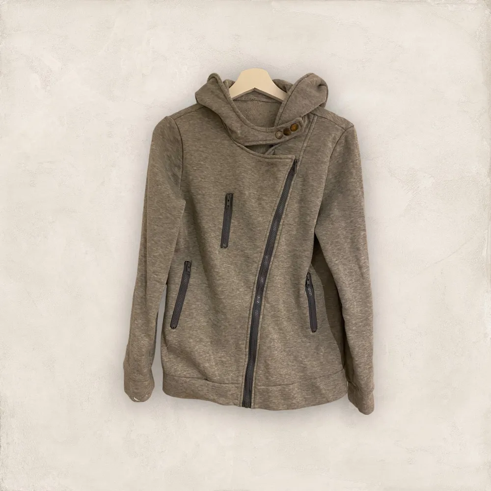 Säljer denna varma och mysiga gråa hoodie. Perfekt för långa promenader under hösten, eller skidresor uppe i norr. Tre fickor med dragkedja. . Hoodies.