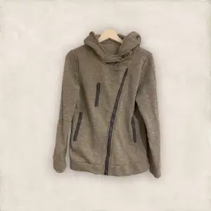 Säljer denna varma och mysiga gråa hoodie. Perfekt för långa promenader under hösten, eller skidresor uppe i norr. Tre fickor med dragkedja. 