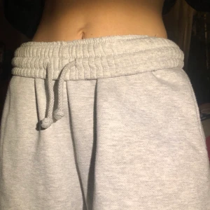 gråa mjukisbyxor - så mysiga mjukisbyxor från bikbok, modellen ”mega joggingbyxor”. bra skick och mycket baggy passform!! har även likadana i en ljuslila färg, skriv för bilder :)