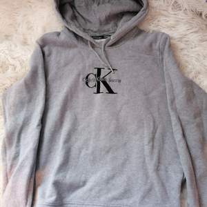 Supersnygg grå Calvin Klein hoodie i strl L, sitter dock mer som en M. Använd max två ggr, har bara legat i garderoben. Inga fläckar eller skador. Nypris ca 900 kr.    Skriv för fler bilder eller mer info! 