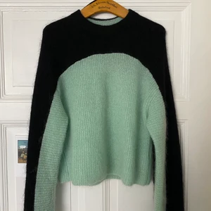 &Other Stories colorblock tröja - 50% mohair, 31% polamyd, 19% ull. Använd typ 3 ggr. 