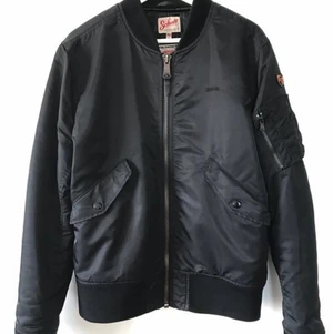 Schott bomberjacka - Svart bomberjacka, sparsamt använd. Nypris 1995 kr. Strl L, men är liten i storlek så passar mig som vanligtvis har S.