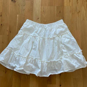 Vit kjol - Vit fin kjol från shein i storlek xs. Säljer då den är för liten för mig. Den har dubbla lager och är i ganska tjockt tyg. Oanvänd. Skriv privat för fler bilder på kjolen💕